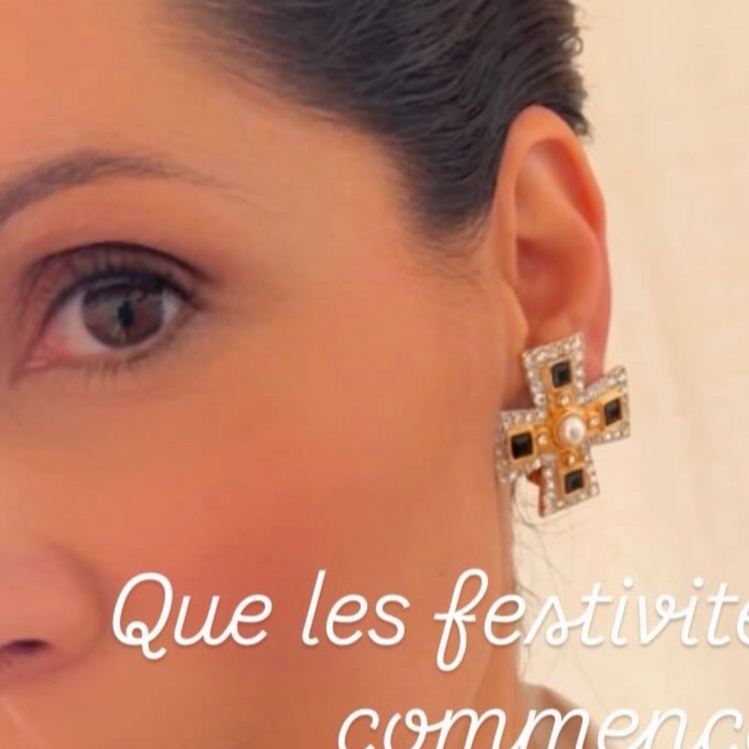 Boucles d’oreilles croix dorée & perle – Esprit baroque chic