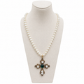 Collier perles vintage & croix baroque artisanale – bijou Apara
