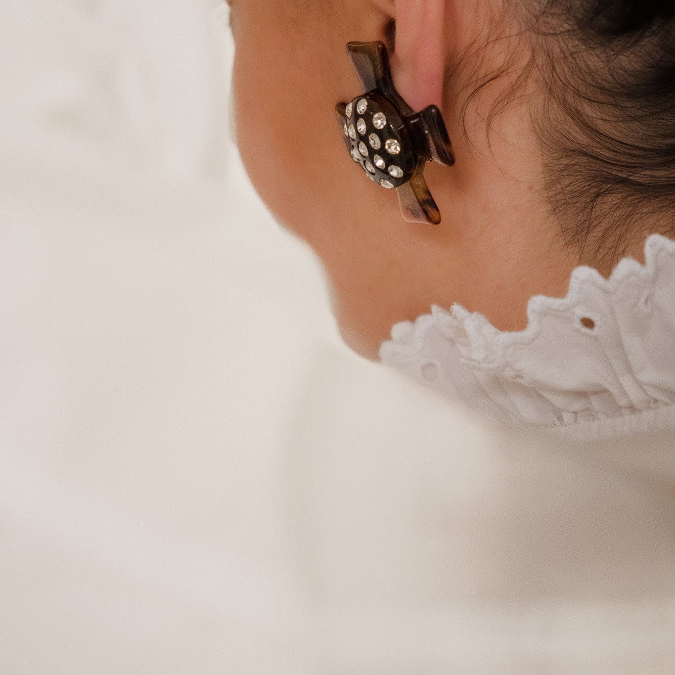 Boucles d’oreilles vintage Sharra Pagano – Résine & strass