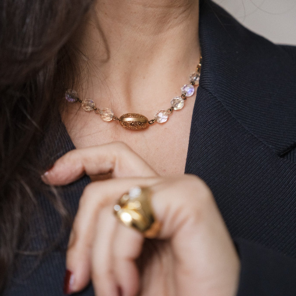 Collier vintage doré à perles facettées et médaillon feuillage