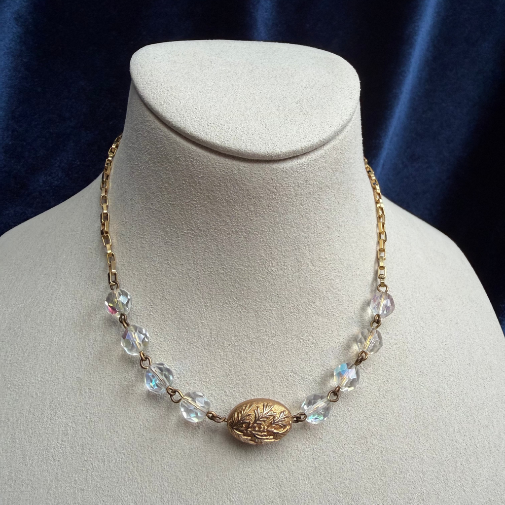 Collier vintage doré à perles facettées et médaillon feuillage
