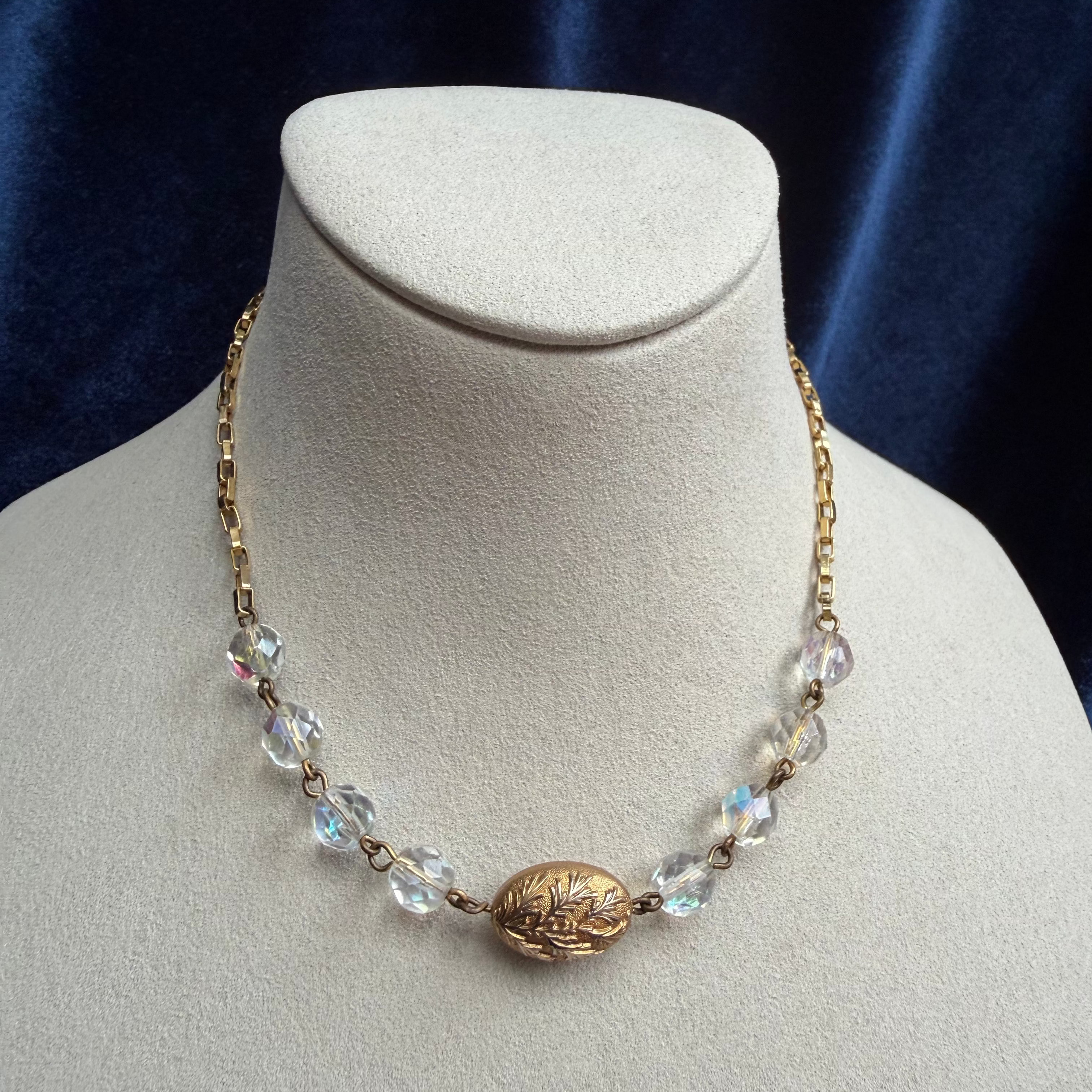 Collier vintage doré à perles facettées et médaillon feuillage