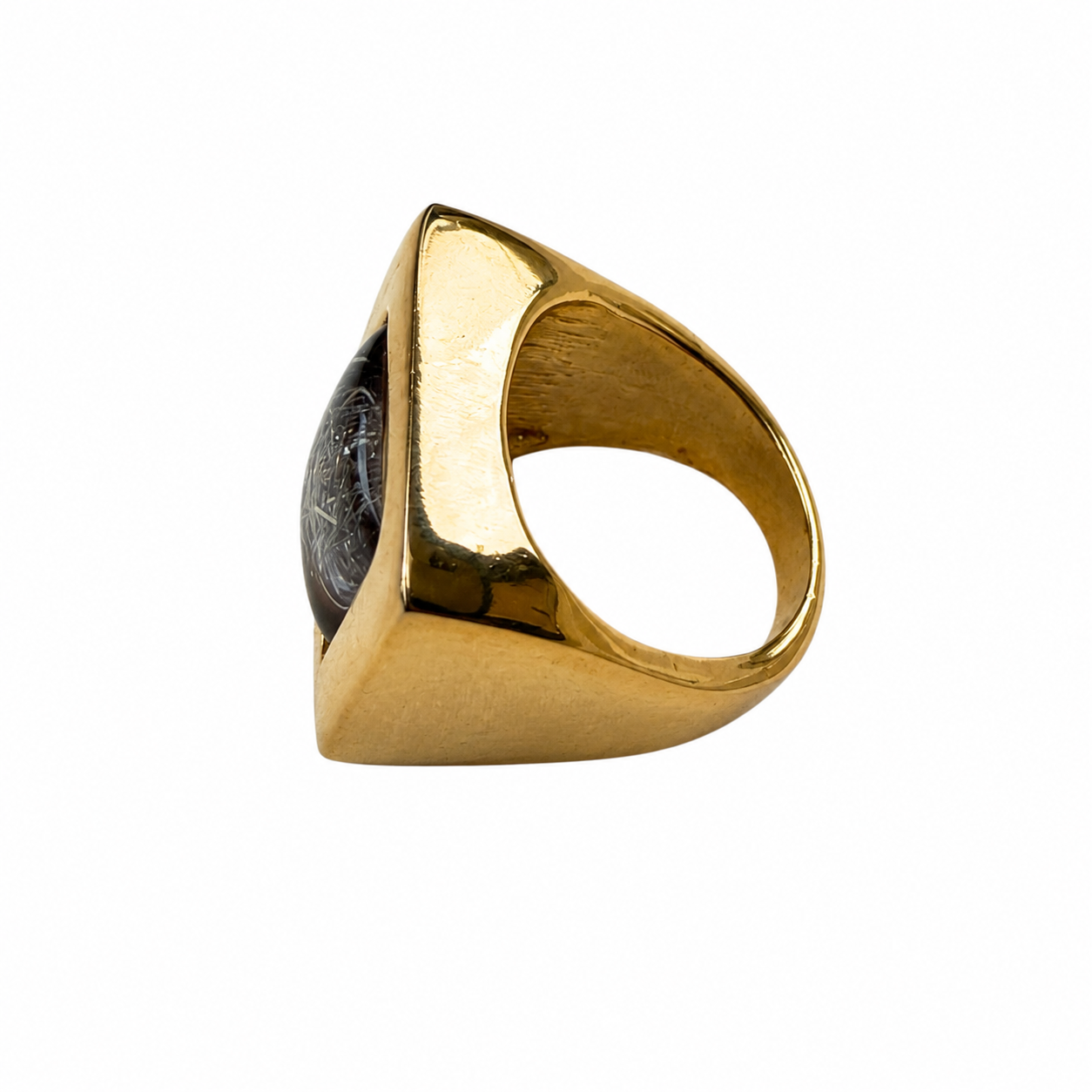 Bague vintage italienne dorée au design architectural avec effet quartz rutile. Une pièce moderniste chic des années 70/80 au style minimaliste couture.