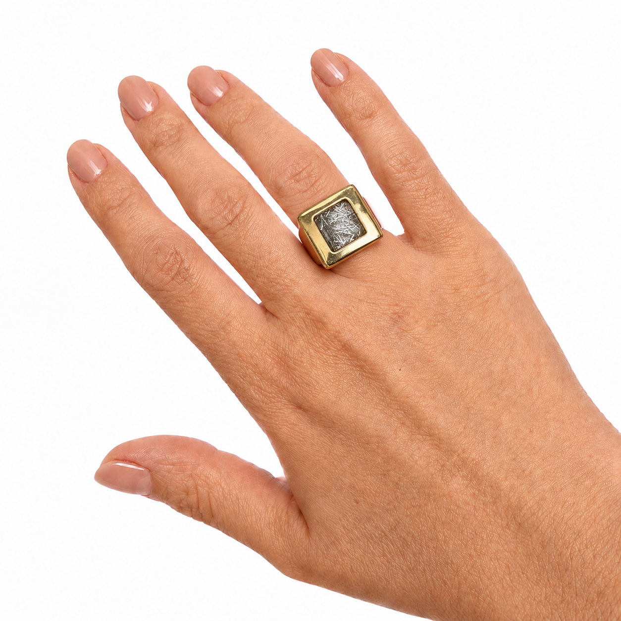 Bague vintage italienne dorée au design architectural avec effet quartz rutile. Une pièce moderniste chic des années 70/80 au style minimaliste couture.