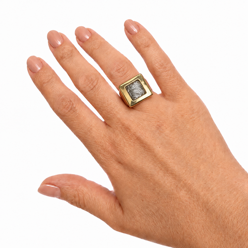 Bague vintage italienne dorée au design architectural avec effet quartz rutile. Une pièce moderniste chic des années 70/80 au style minimaliste couture.