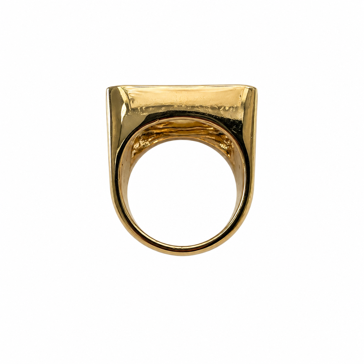 Bague vintage italienne dorée au design architectural avec effet quartz rutile. Une pièce moderniste chic des années 70/80 au style minimaliste couture.