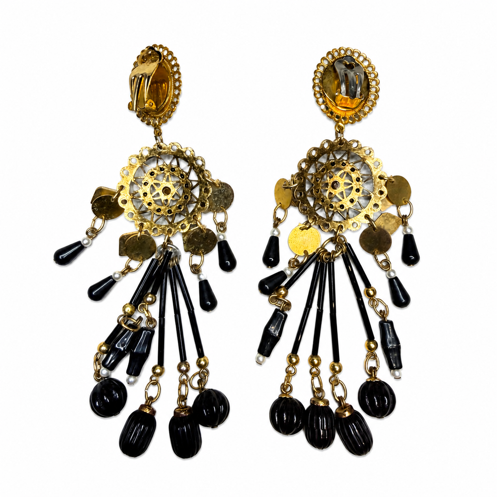 Boucles d’oreilles vintage italiennes des années 80 issues d’un atelier fermé. Pampilles noires, strass et dorure élégante pour un style bohème chic.