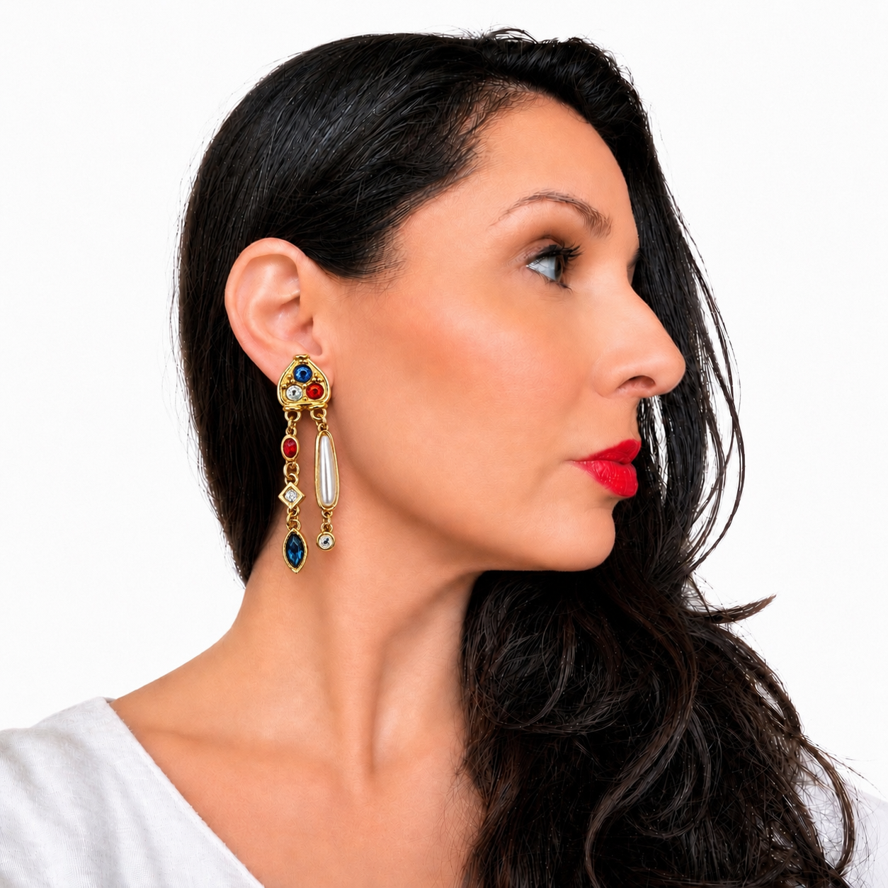 Boucles d’oreilles vintage italiennes des années 80 avec pampilles, strass colorés et perles nacrées. Bijou fantaisie couture au style baroque.