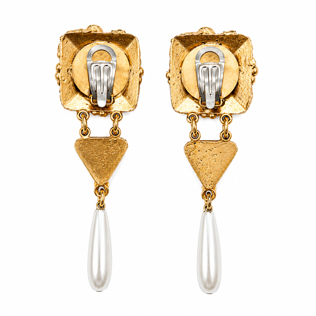 Boucles d’oreilles vintage Briglia Italie des années 80 avec strass verts, cristaux et perles nacrées. Bijou couture italien rare et élégant.