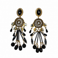 Boucles d’oreilles vintage italiennes des années 80 issues d’un atelier fermé. Pampilles noires, strass et dorure élégante pour un style bohème chic.