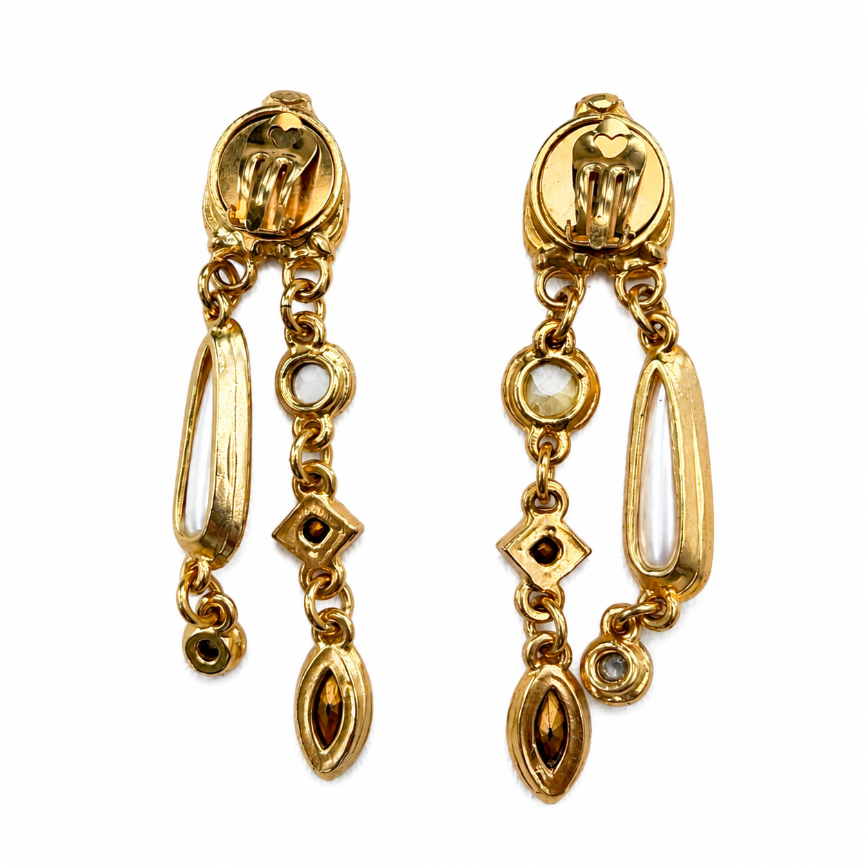 Boucles d’oreilles vintage italiennes des années 80 avec pampilles, strass colorés et perles nacrées. Bijou fantaisie couture au style baroque.