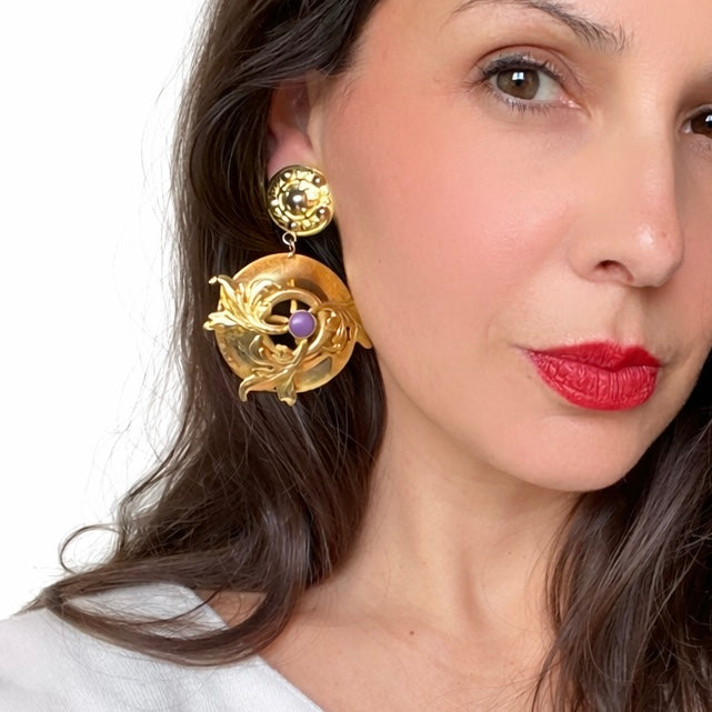 Boucles d’oreilles vintage dorées ornées de cabochons en résine violets