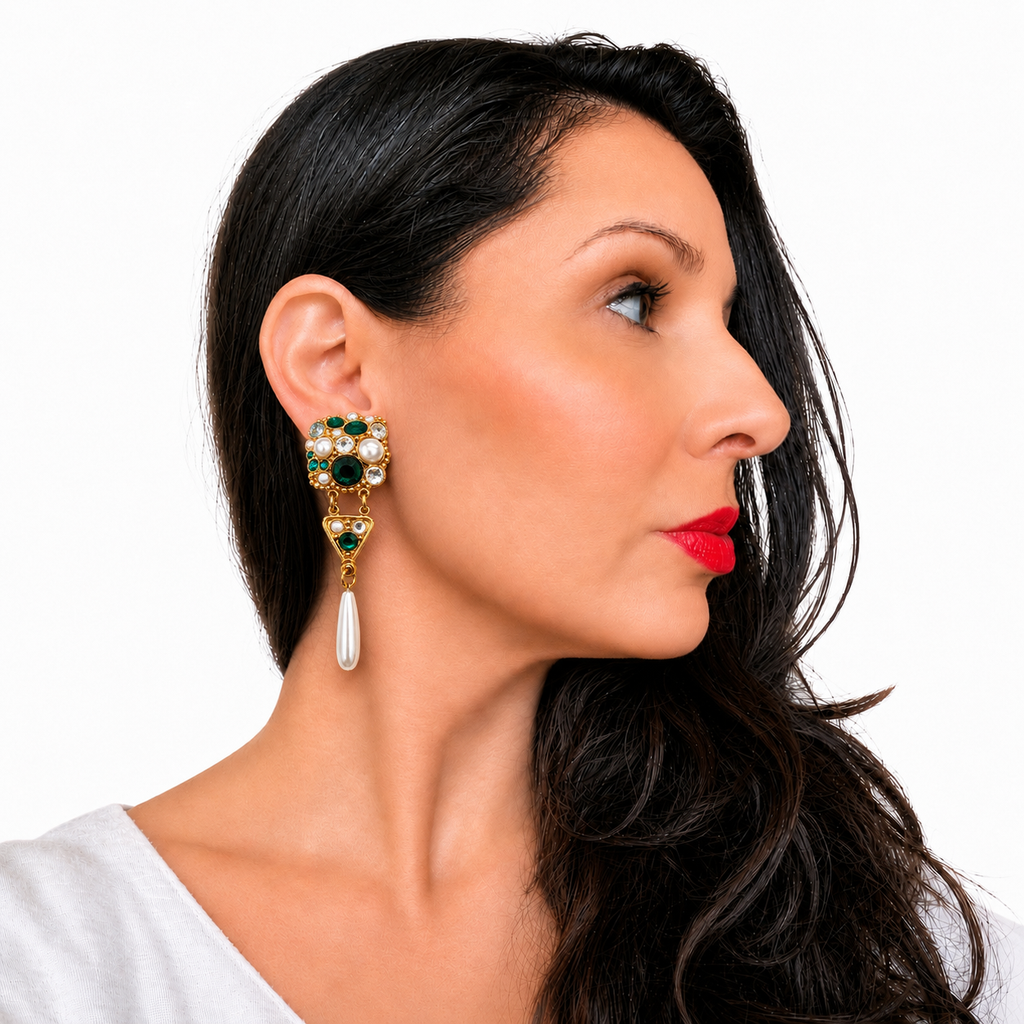 Boucles d’oreilles vintage Briglia Italie des années 80 avec strass verts, cristaux et perles nacrées. Bijou couture italien rare et élégant.