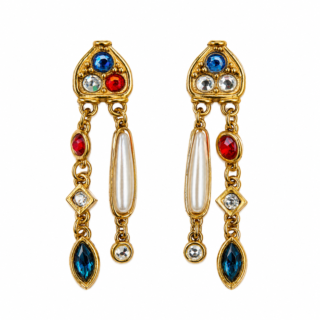Boucles d’oreilles vintage italiennes des années 80 avec pampilles, strass colorés et perles nacrées. Bijou fantaisie couture au style baroque.