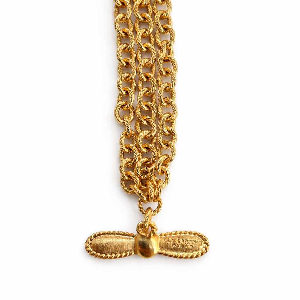 Bracelet vintage Guy Laroche doré.  Design chaînes multiples avec fermoir T-bar élégant.