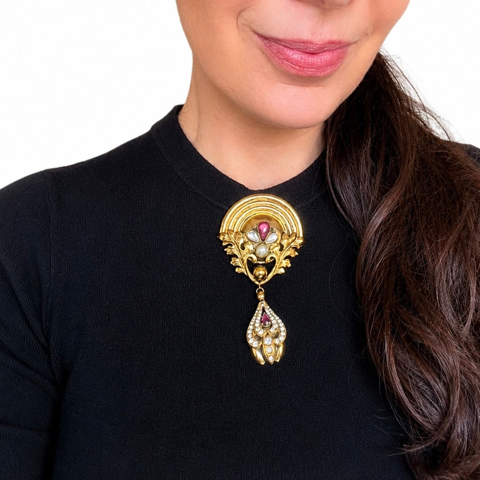 Broche vintage italienne années 80 dorée – style baroque avec strass et cabochon prune