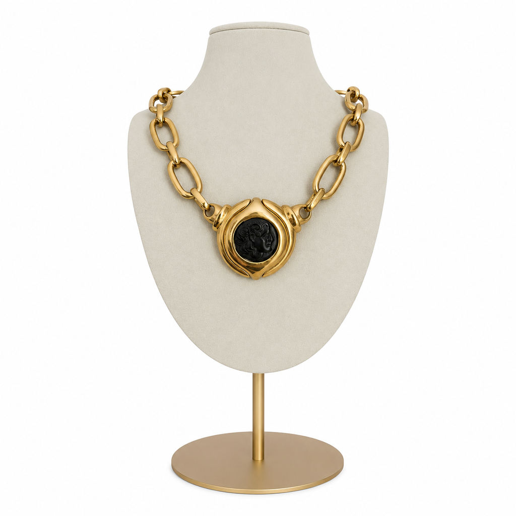 Collier Chaine doré, camée en résine noire