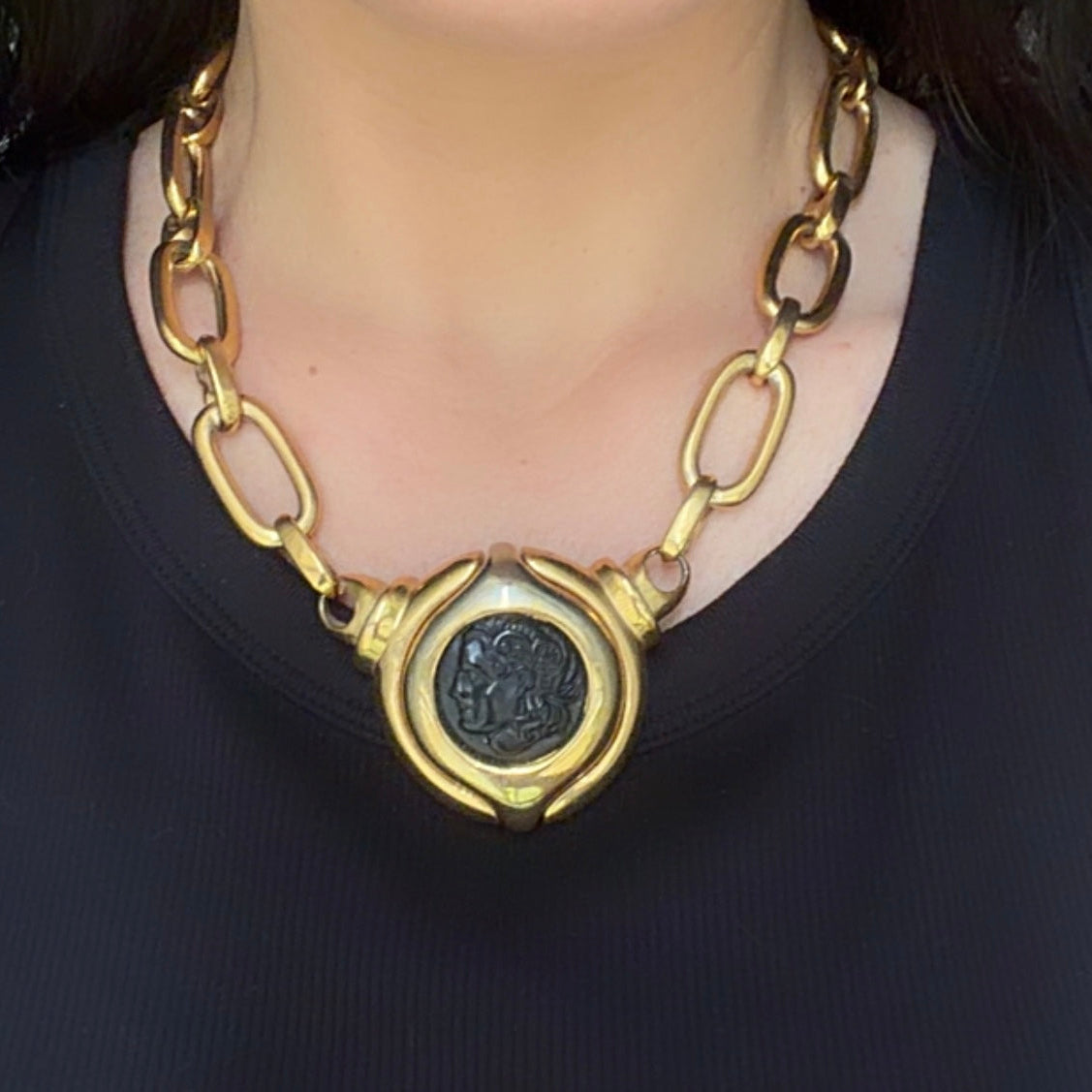 Collier Chaine doré, camée en résine noire