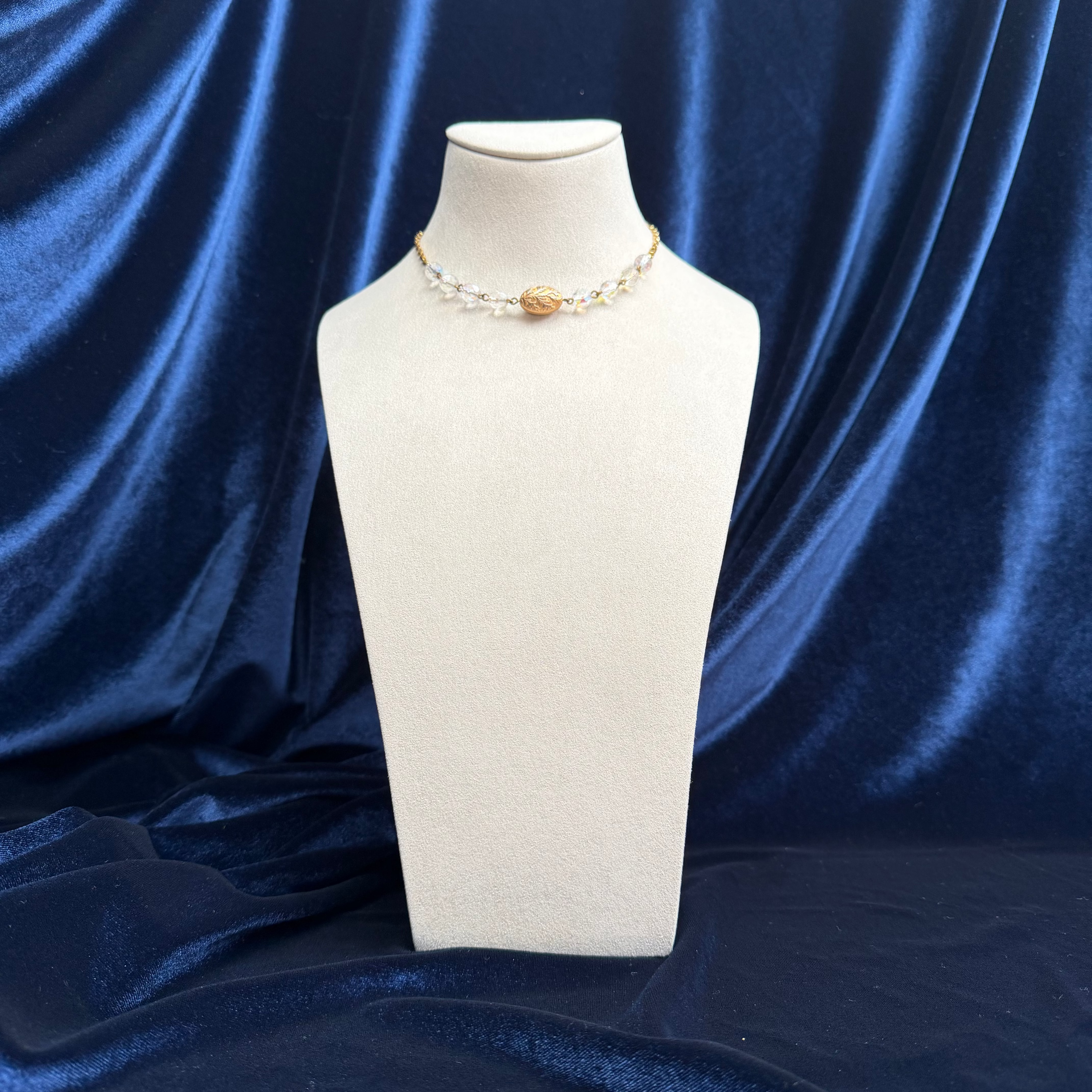 Collier vintage doré à perles facettées et médaillon feuillage
