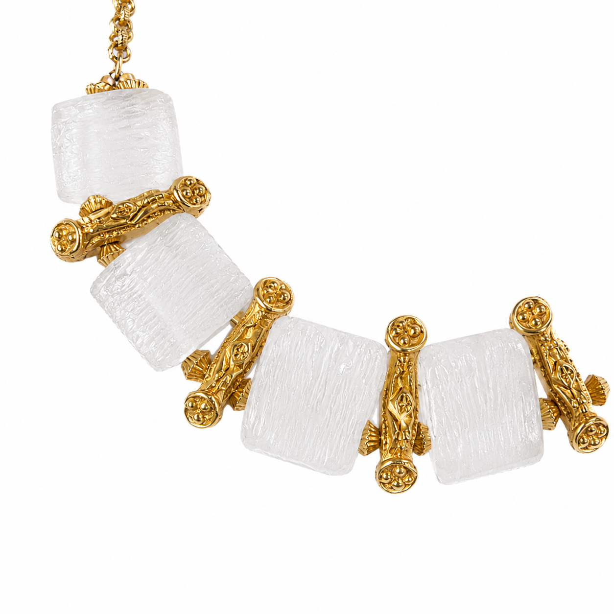Collier vintage en pâte de verre blanche et métal doré – collier statement années 1980