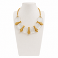 Collier vintage en pâte de verre blanche et métal doré – collier statement années 1980