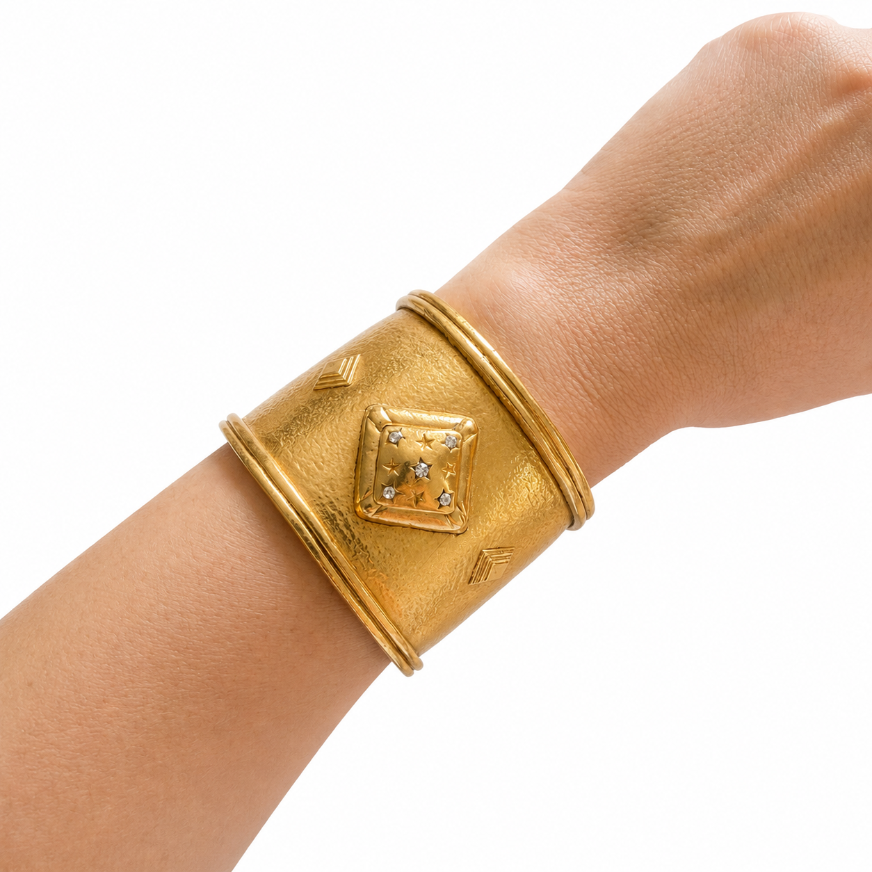 Bracelet Manchette large en métal doré martelé