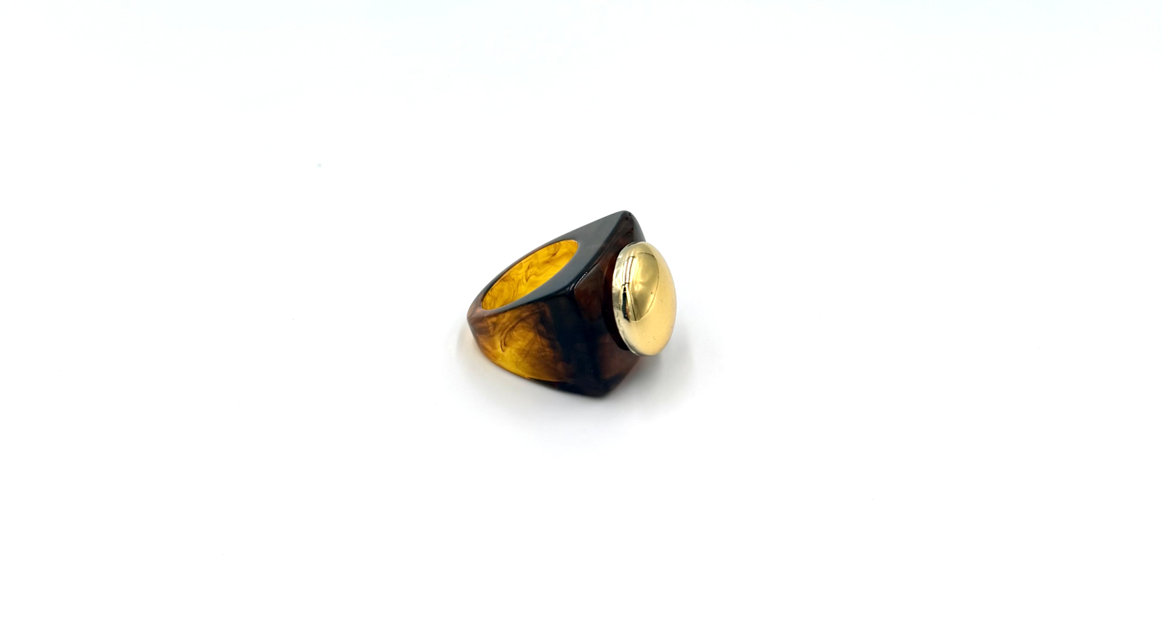 Bague vintage en résine ambrée et cabochon doré