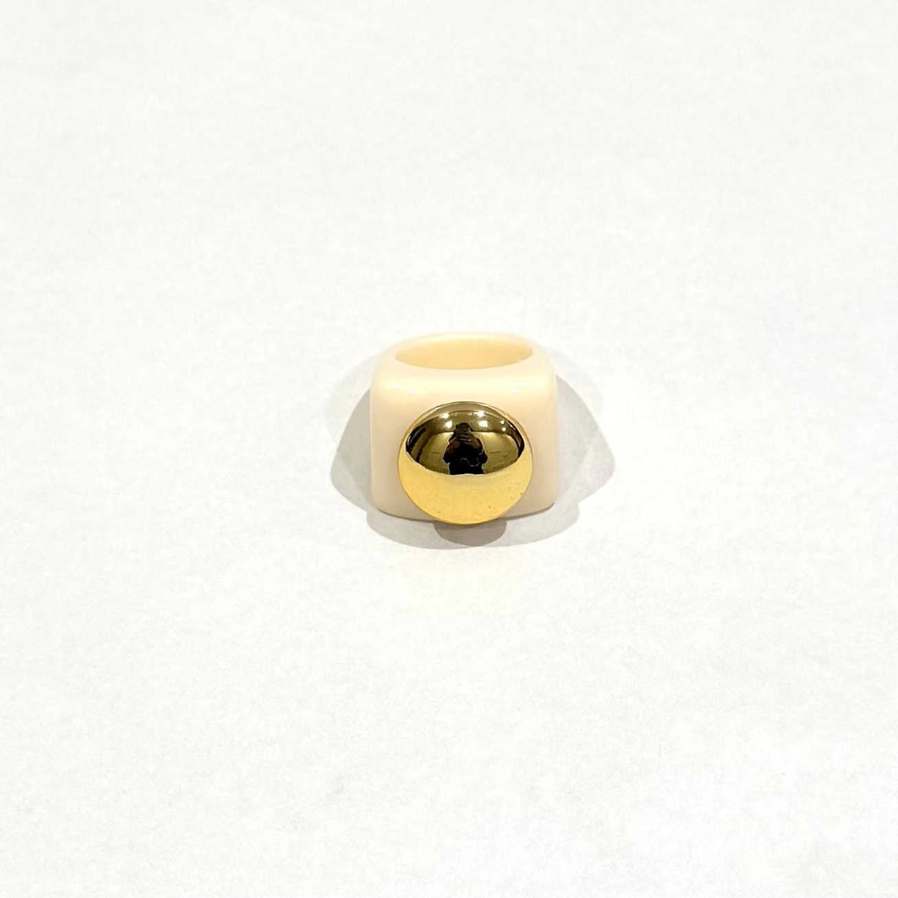 Bague Vintage en résine couleur crème & cabochon doré