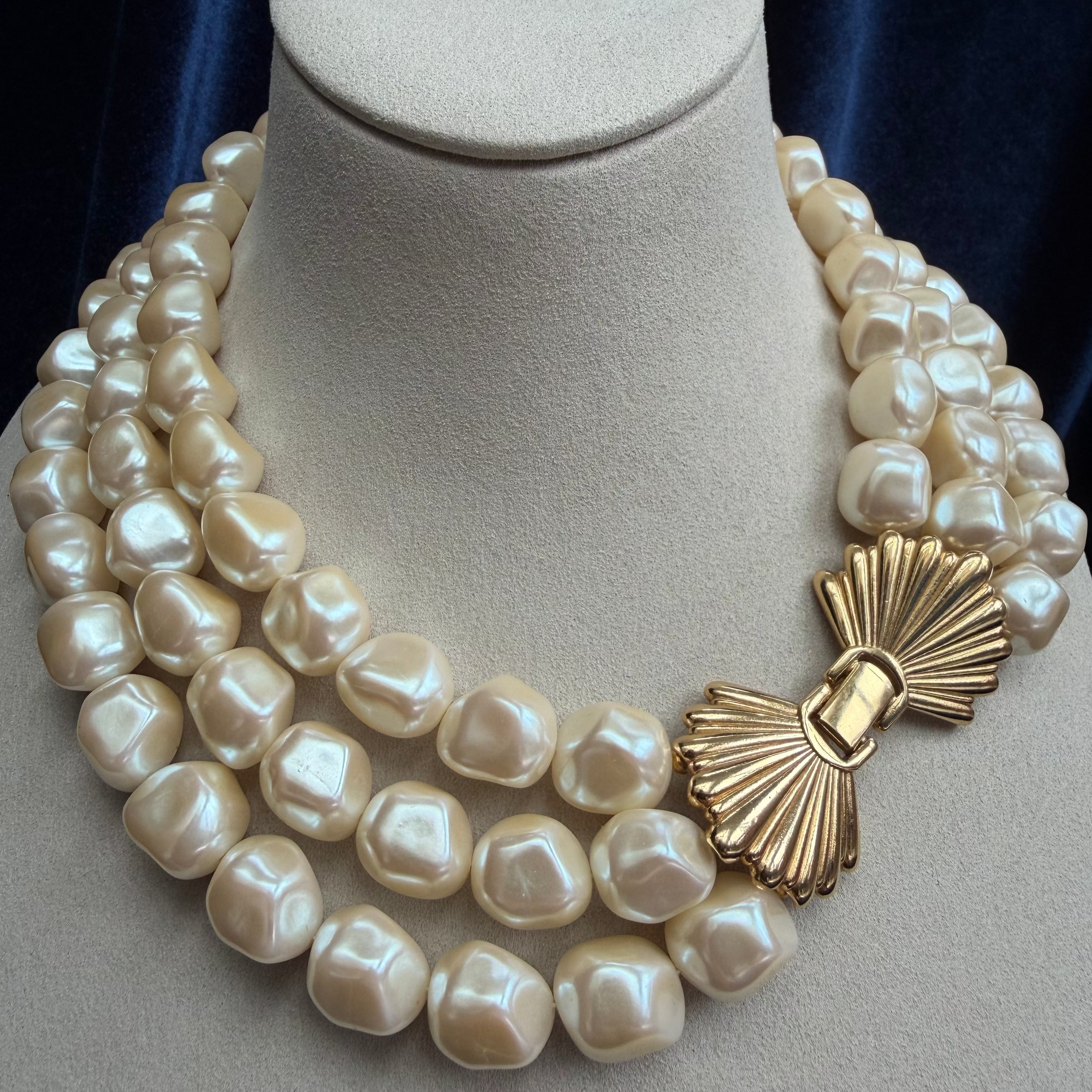 Collier Richelieu triple rang de perles d’apparat – Fermoir coquille doré