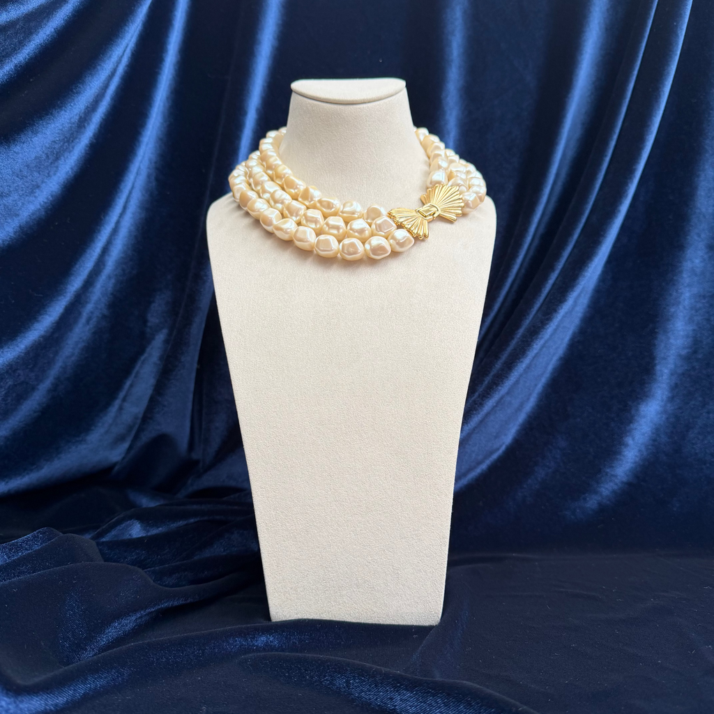 Collier Richelieu triple rang de perles d’apparat – Fermoir coquille doré