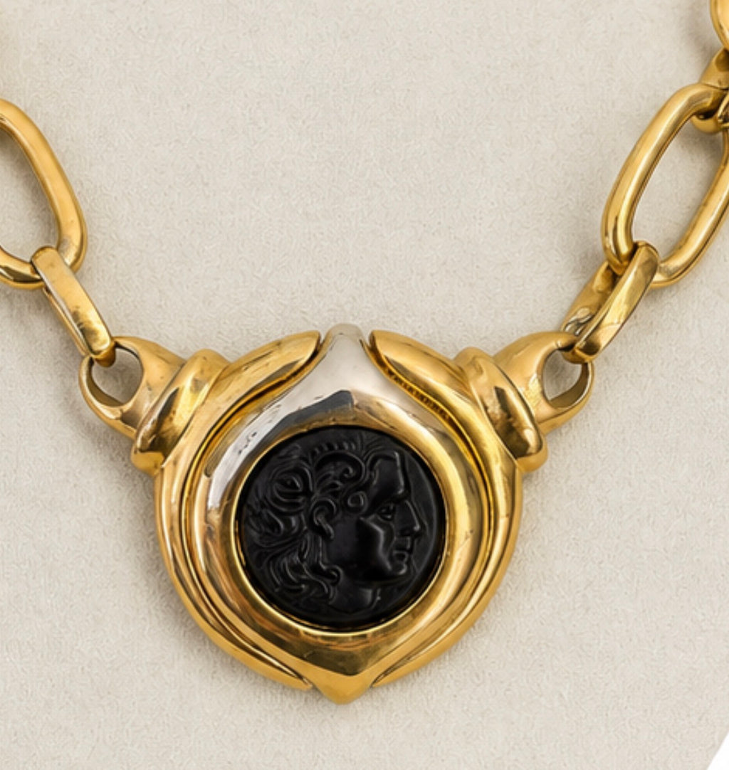 Collier Chaine doré, camée en résine noire