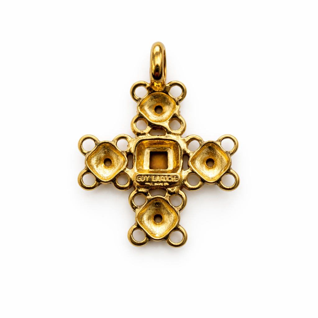 Pendentif vintage Guy Laroche en forme de croix dorée sertie de strass.