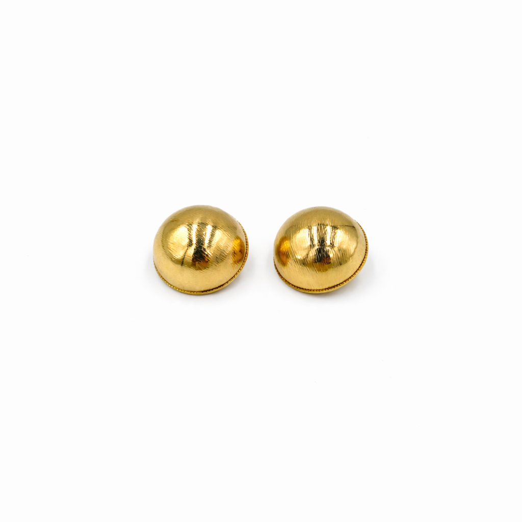 Boucles d’oreilles Dôme doré – Effet brossé, esprit couture